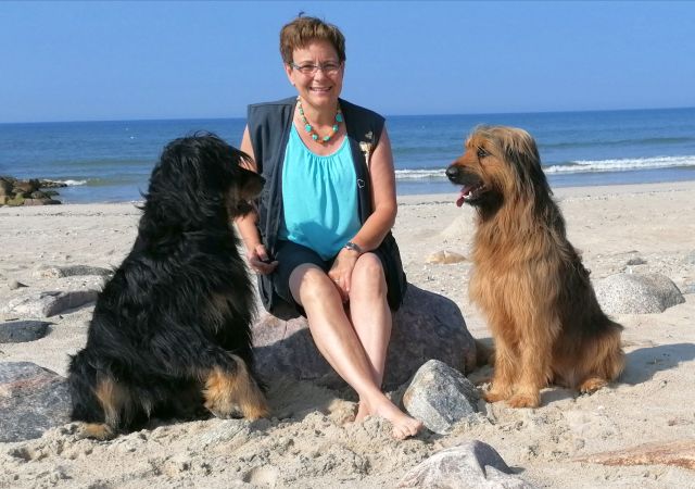 Sussi mit Bjelle und Cara am Strand.jpg 1